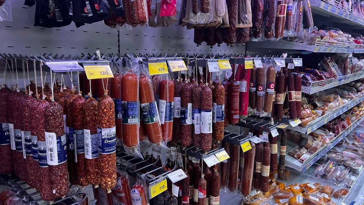 Смело покупайте по 3 штуки: в этой колбасе - только 100% рубленое мясо и специи, отменный вкус по бюджетной цене