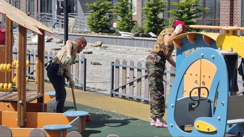 Главная картинка новости: Ликвидация последствий атаки БПЛА в Новороссийске: работа по восстановлению продолжается