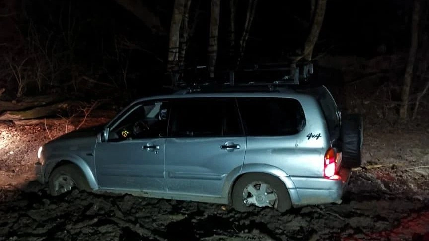 В горах Новороссийска застрял внедорожник: его доставали из грязи 4 часа