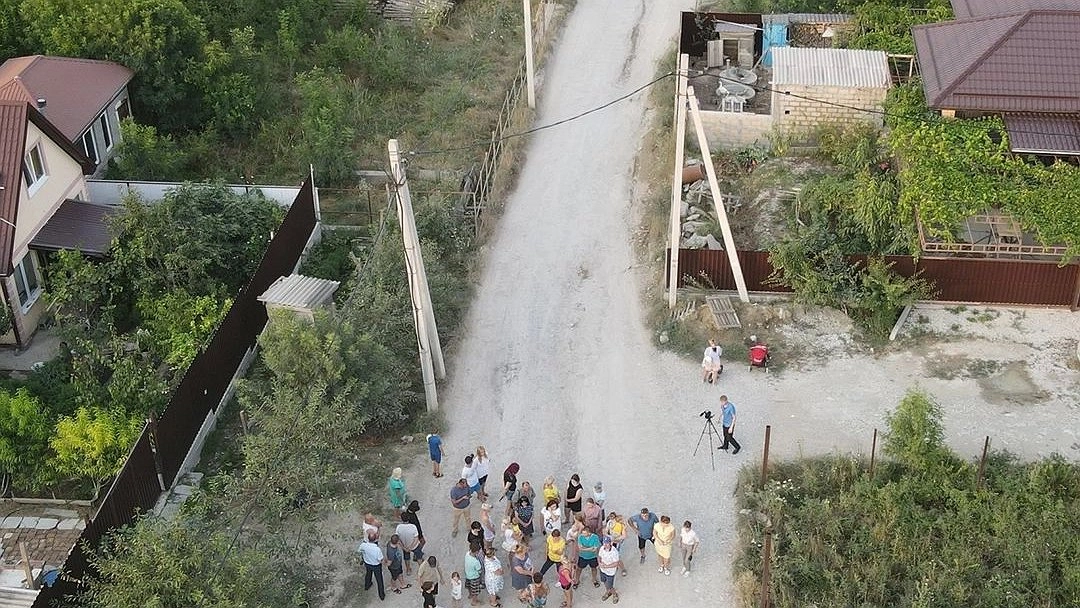 Жители Новороссийска перекрыли дорогу мусоровозам