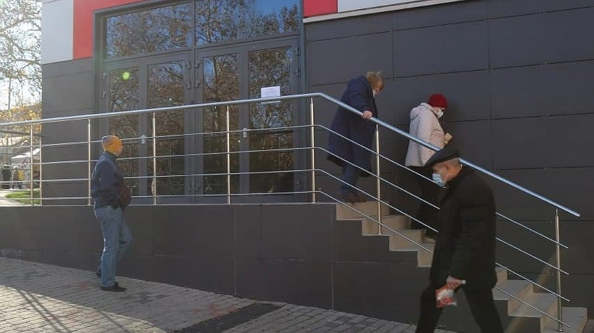 Главная картинка новости: В пункт вакцинации и МФЦ в «Красной площади» Новороссийска открыли отдельный вход