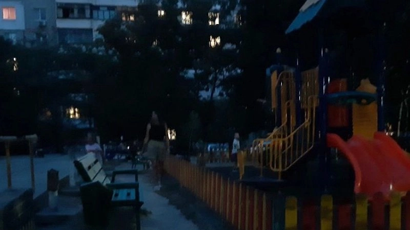 Главная картинка новости: В Новороссийске ребёнок пострадал на детской площадке из-за отсутствия освещения