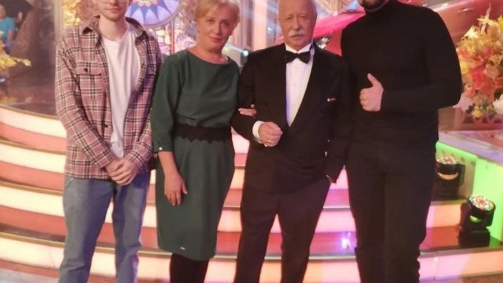 Жительница Геленджика на «Поле чудес» подарила Якубовичу свою картину и корзину с фруктами