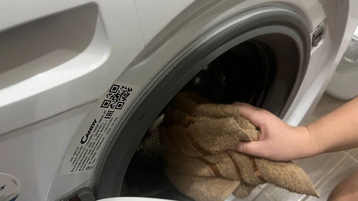 Стакан при стирке — и вещи идеально чистые: продвинутая хозяйка добавляет в машинку вместе с порошком это дешёвое средство