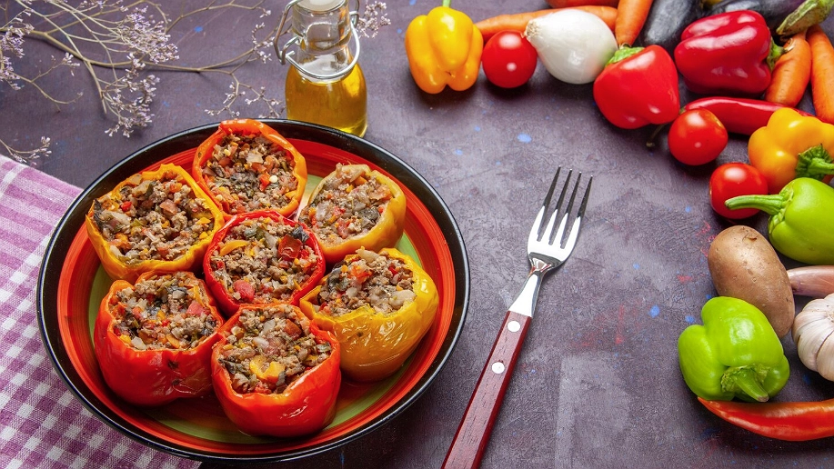 Фаршированные перцы с мясом и рисом — запекаем в духовке до румяной корочки