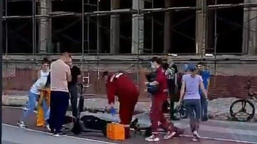 Главная картинка новости: На набережной Новороссийска на скорости столкнулись два электросамоката. Потребовалась помощь медиков