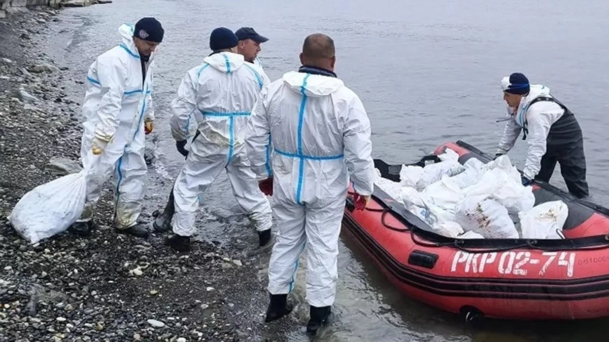 Локальные выбросы мазута ликвидировали на четырех участках побережья под Туапсе, работы продолжаются в Тюменском