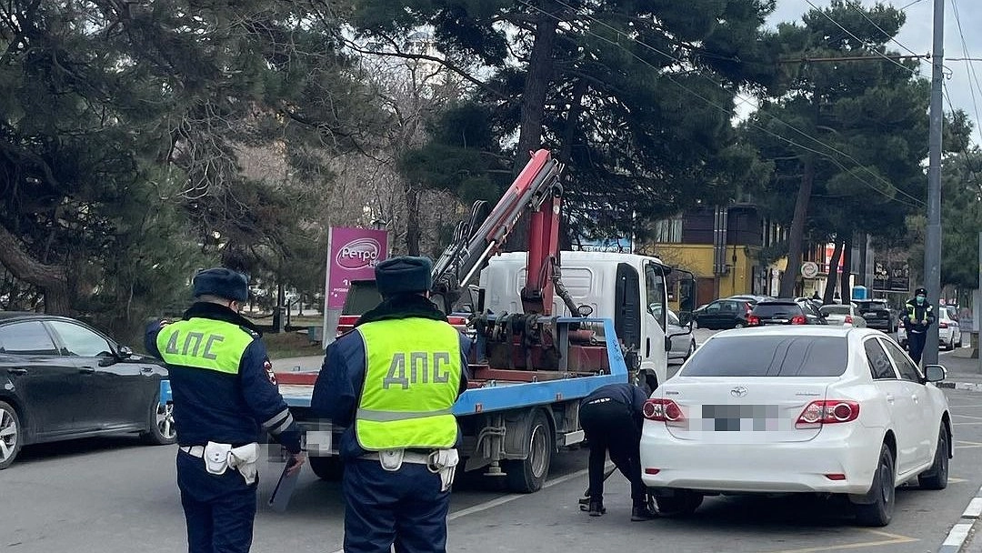 Эвакуаторы вернулись: рейды в центре Новороссийска станут регулярными