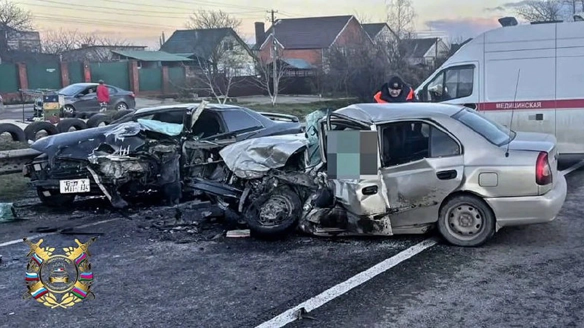 Главная картинка новости: Смертельная авария на Кубани: женщина погибла при лобовом столкновении иномарок