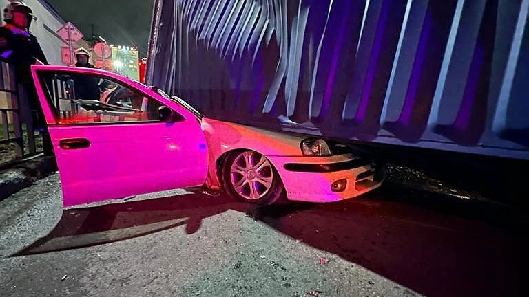 Главная картинка новости: В Новороссийске упавший с фуры контейнер раздавил легковушку