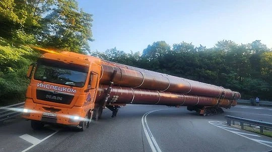 Главная картинка новости: На трассе М-4 "Дон" под Геленджиком образовалась пробка из-за грузовика