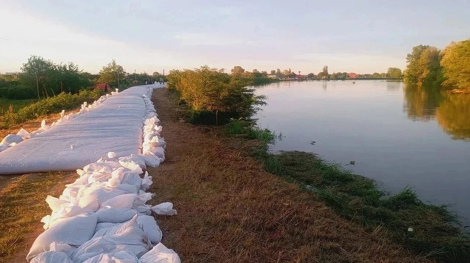 В Славянском районе вода переливается через дамбы: жителей призвали к осторожности