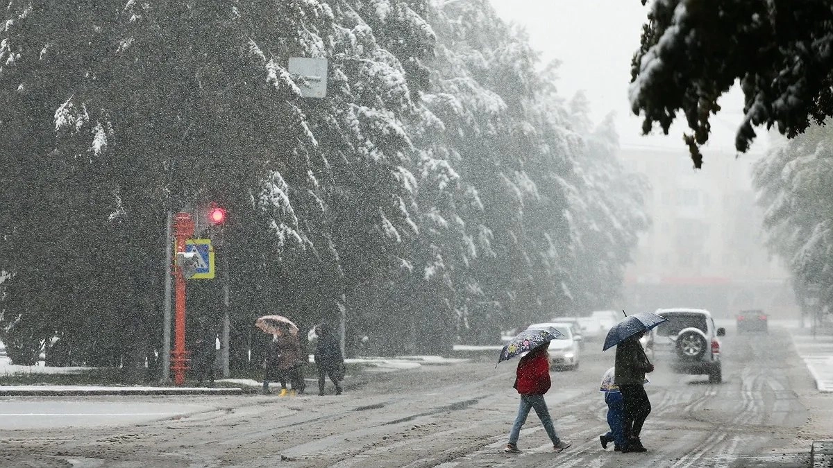 Главная картинка новости: Россию накроет с двух сторон: на юге объявлено о смерчах, а на Урале ударят заморозки