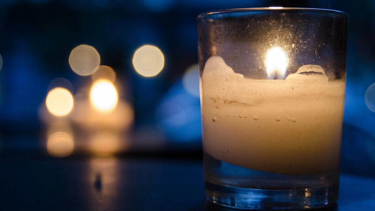 Забыла про сквозняки в доме: дедовский способ с свечой и стаканом воды работает безотказно