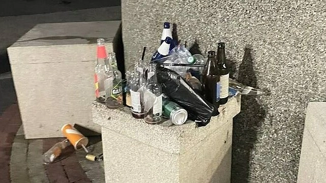 Мусора на набережной в Новороссийске все больше