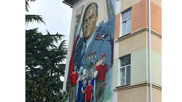 Главная картинка новости: Лицо Победы на фасаде школы: в Сочи открыли мурал с портретом маршала Жукова