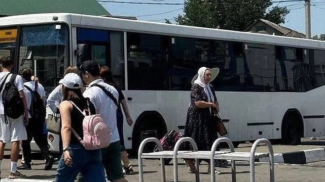 Главная картинка новости: Новороссийцы падают в обморок в автобусах из-за жары