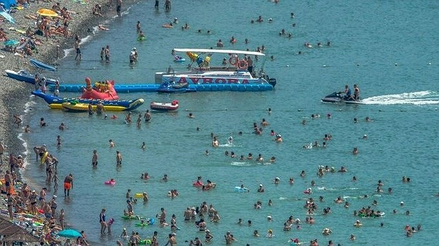 Столпотворение на пляжах Новороссийска и близлежащих курортов