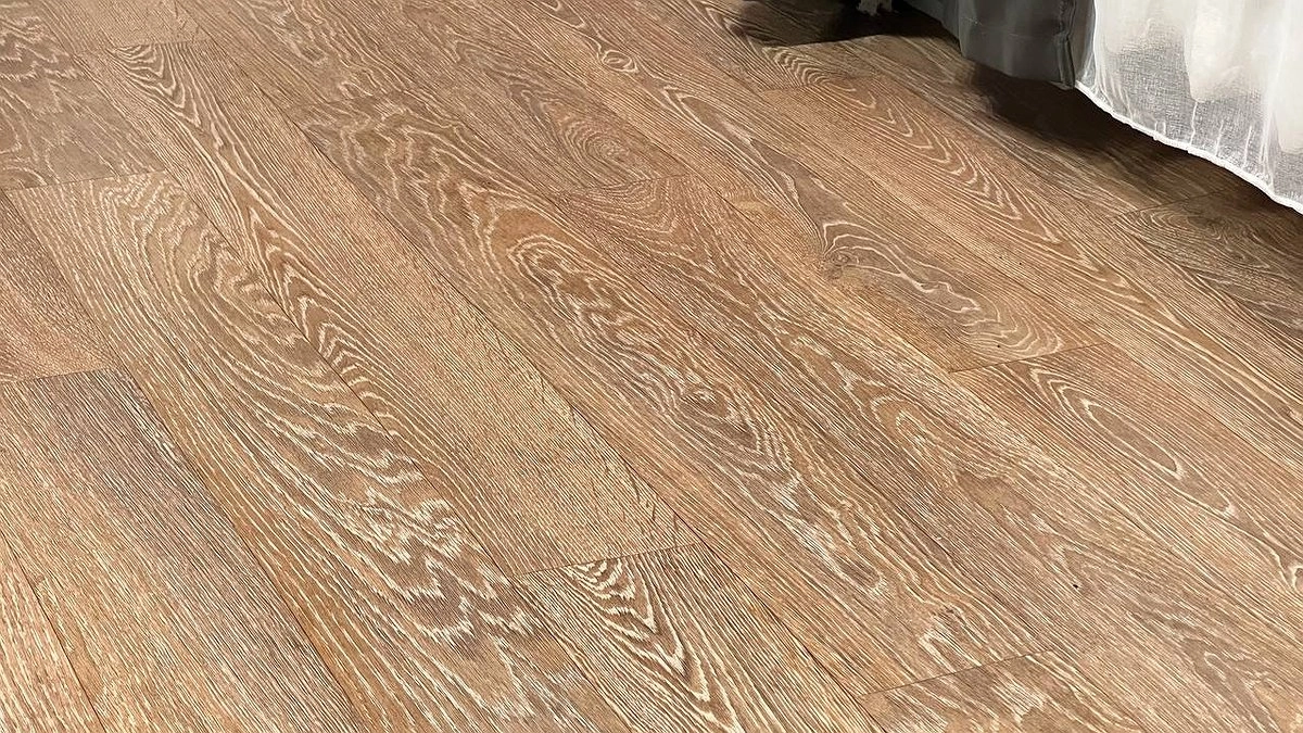 Линолеум сверкает как новый: применяю 1 лайфхак — справляется даже с застарелой грязью