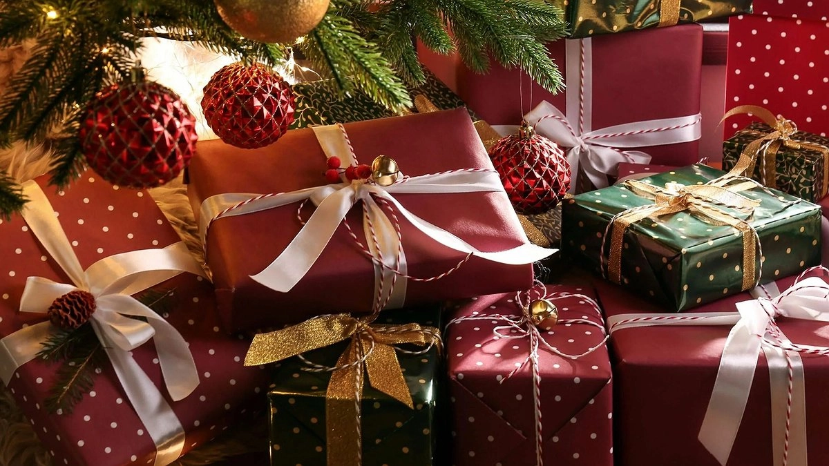 Не дарите чайники и полотенца: 150+ идей подарков родственникам на Новый год, от которых они запрыгают от счастья