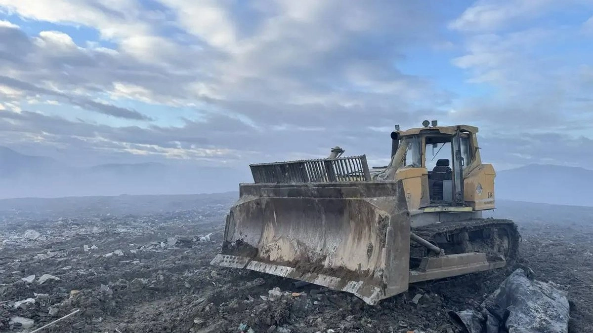 Площадь пожара на мусорном полигоне в Новороссийске сократили до 180 квадратных метров