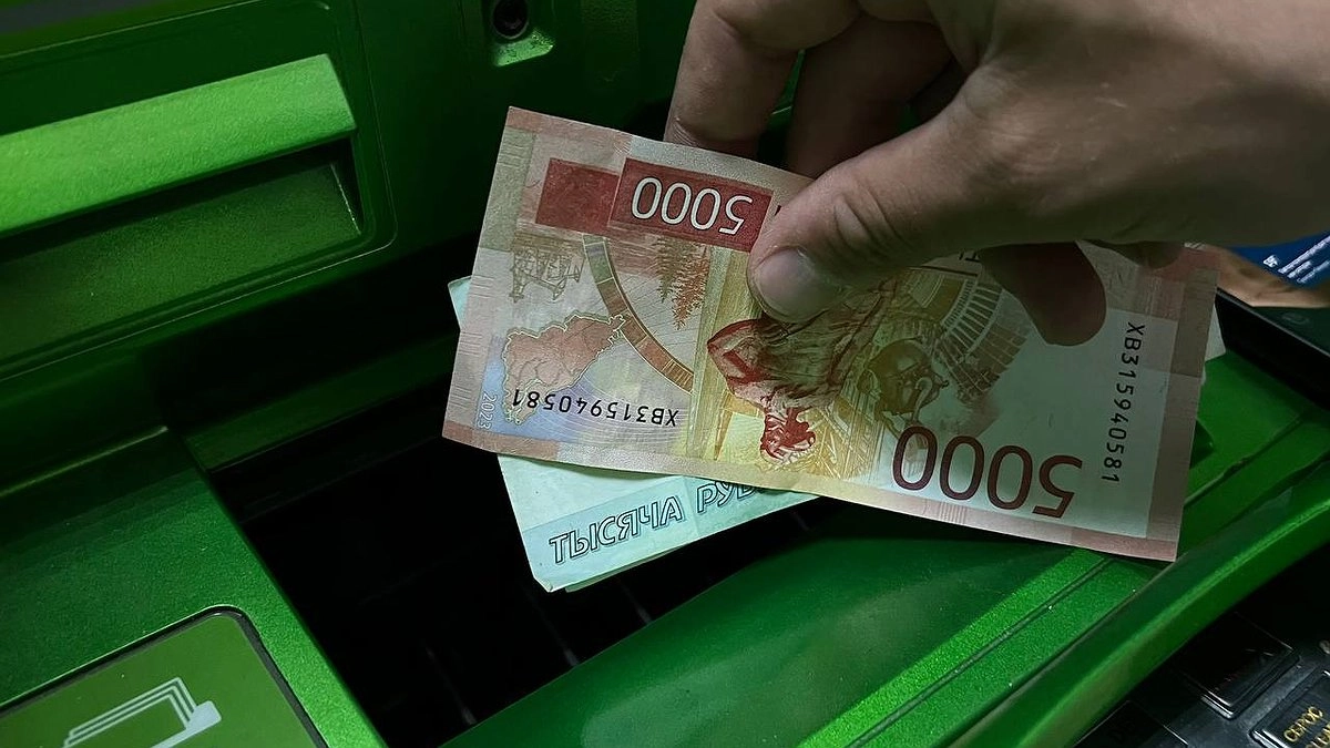 Почему не стоит снимать пенсию с карты в день зачисления