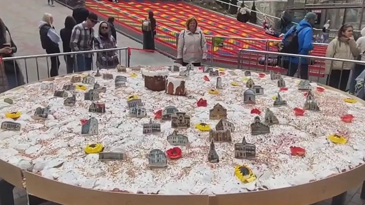 Тысяча яиц и полтонны теста: в Крыму испекли кулич-гигант весом 600 кг