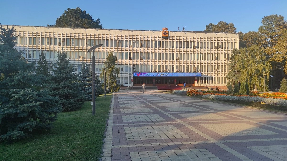 Главная картинка новости: Почти за полмиллиона помоют фасад мэрии Новороссийска в 2023 году