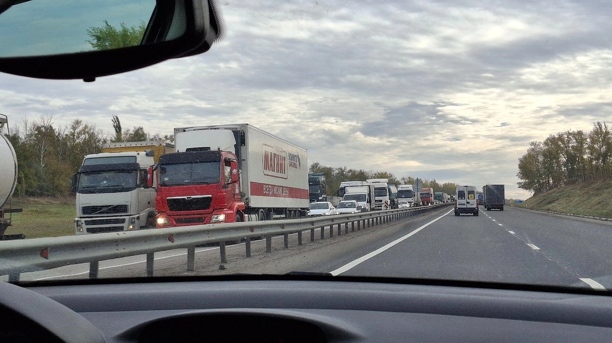 Главная картинка новости: Дорога к морю парализована: на трассе М-4 образовалась 5-километровая пробка