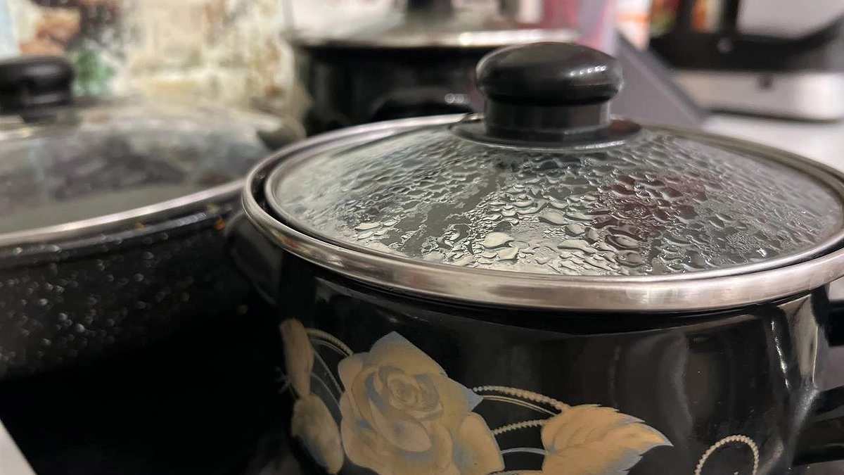 Производители чистящих средств в ярости. Бабушкин метод с клеем заставляет кастрюли сиять лучше дорогой химии