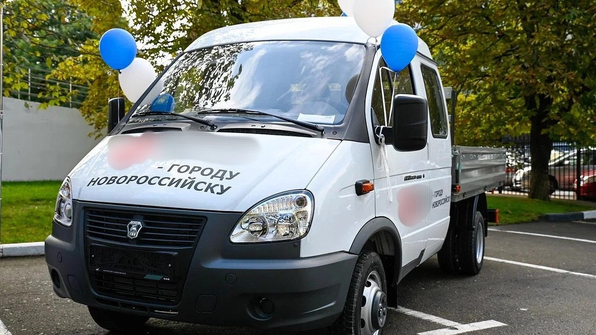 Главная картинка новости: У Новороссийска появилось 3 спецмашины для уборки улиц
