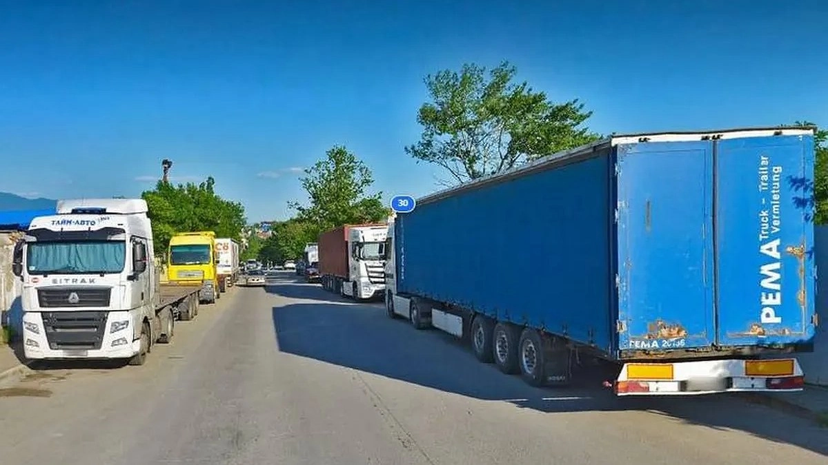 Кошмар для дальнобойщиков: с 2027 года в Новороссийске за парковку фур начнут «лупить» по карману. Список адресов уже есть