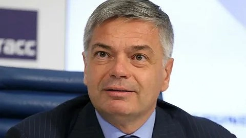 Основателю ГК «Дело» вручили трофей: подбитый украинский дрон стал подарком от новороссийцев