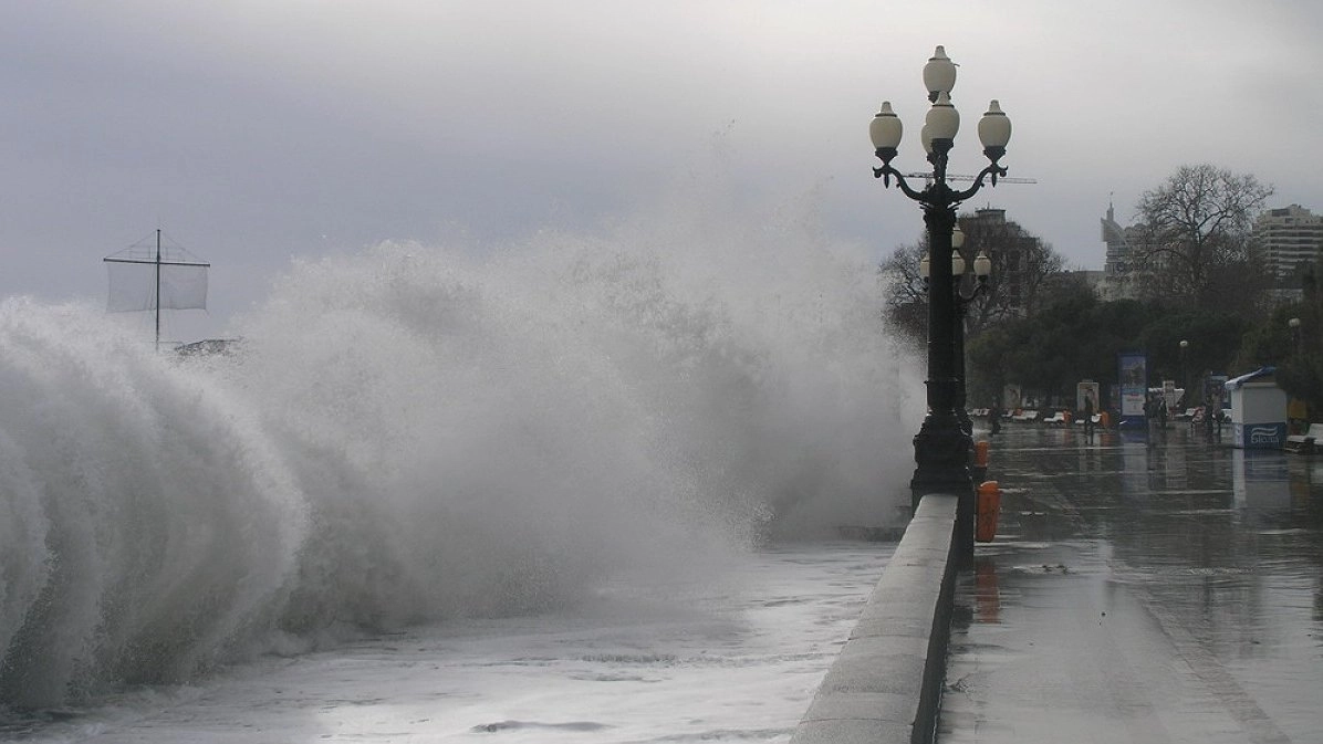 В Крыму объявлен штормовой режим: ветер до 90 км/ч обрушится на полуостров 26-27 января