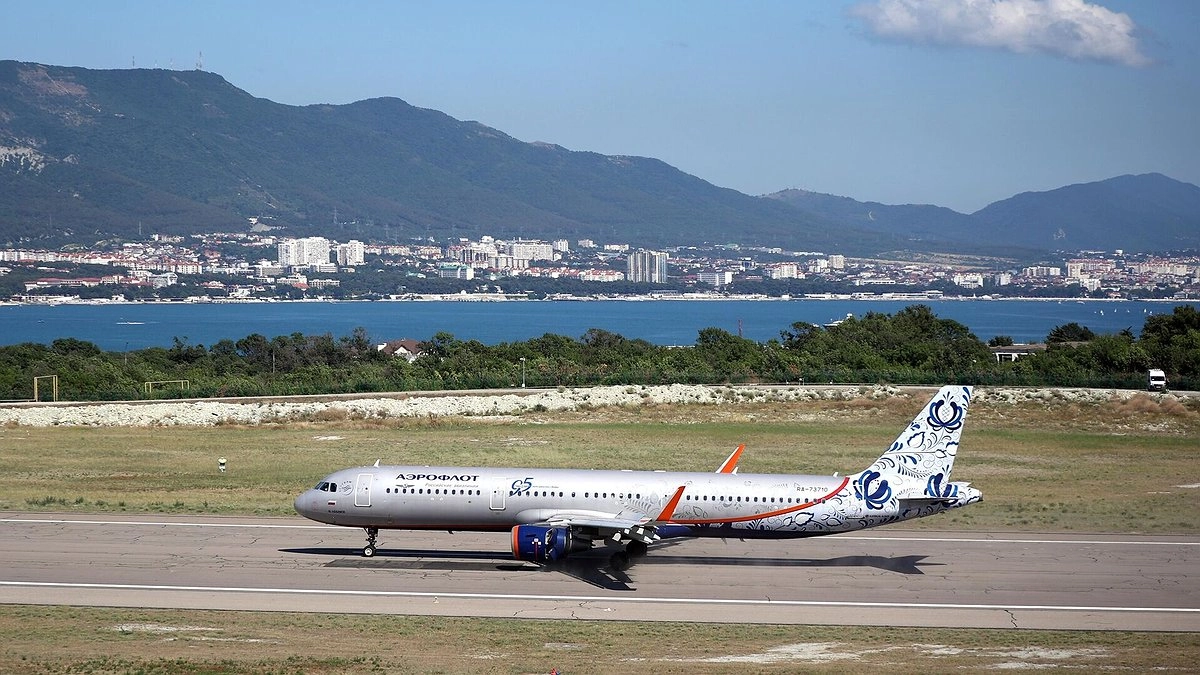 Главная картинка новости: Новые авиарейсы из Екатеринбурга в Геленджик: "Уральские авиалинии" расширяют маршрутную сеть