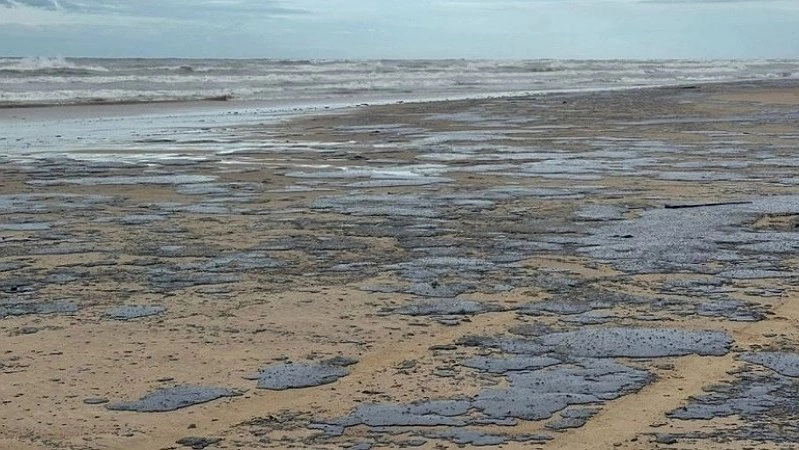 Ужасные кадры! Крушение танкеров в Черном море: мазут загрязнил побережье курорта