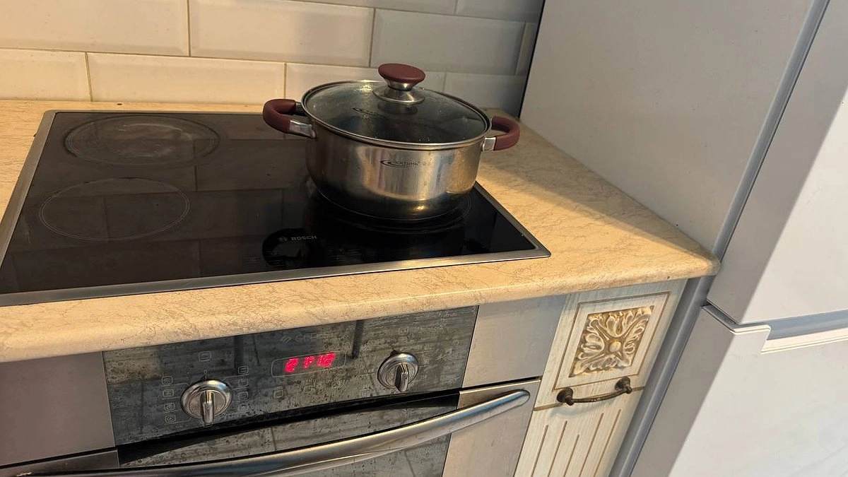 Всего 1 ложка на стакан — и стекло духовки станет прозрачнее хрусталя: никакого жира и налета