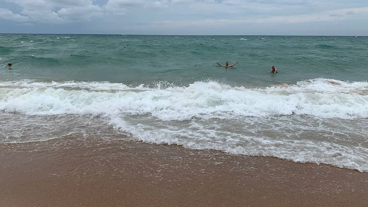 В воду не пускают, отпуск испорчен: на пляжах Анапы ввели полный запрет на купание в Черном море