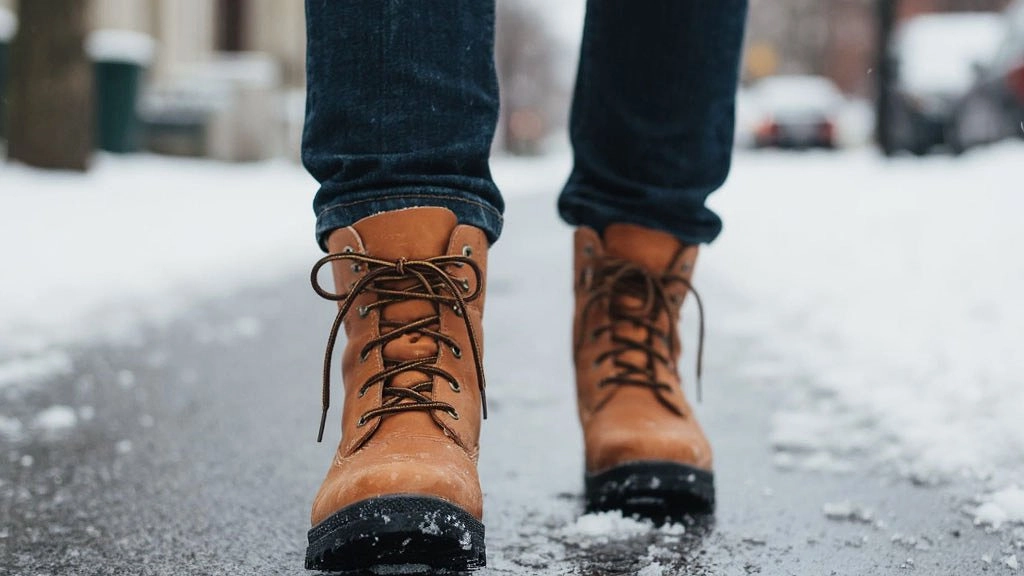 Главная картинка новости: Что делать, чтобы ноги не мерзли в обуви на морозе: самый полезный зимний лайфхак - валенки не понадобятся