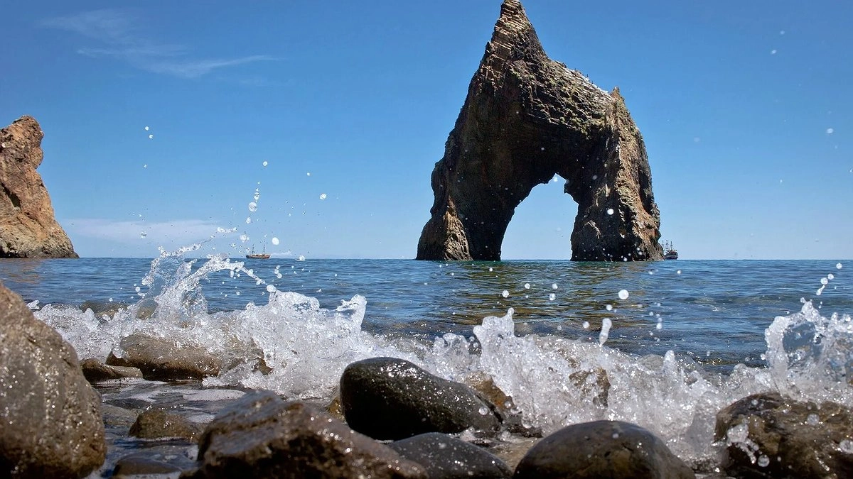 320 дронов за ночь, 100 рублей за литр и шторм: главное утра 4 августа в Крыму