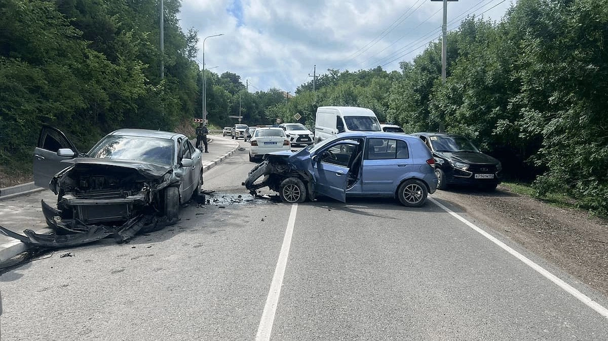 Лобовое столкновение под Новороссийском: есть пострадавшие