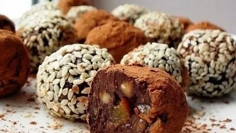 Главная картинка новости: Покупаю всего одну конфету и удовольствия хватает на месяц: лучшие конфеты для сладкоежек на диете - есть и в "Пятерочке" и в "Магните"