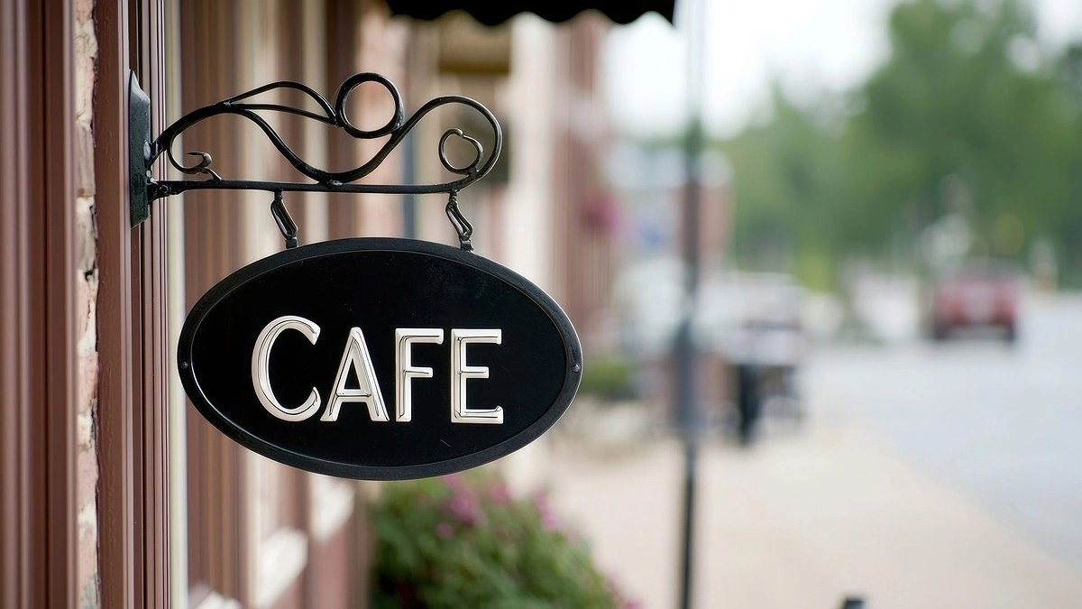 Закон принят: в Новороссийске снимут все вывески на иностранном языке – теперь только на русском