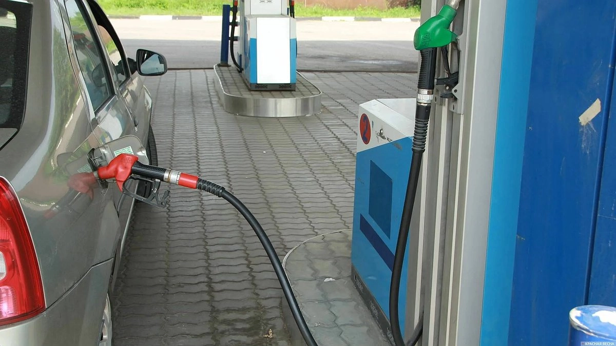 Главная картинка новости: 1 ошибка на заправке незаметно убивает машину — все так делают, потом кэш на ремонт откидывают