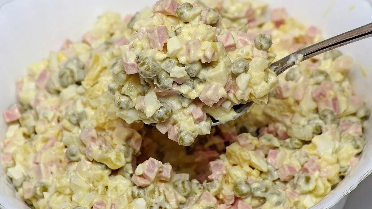 Главная картинка новости: За сколько можно приготовить оливье в этом году: минимальный набор подорожал, но экономия в сетях есть