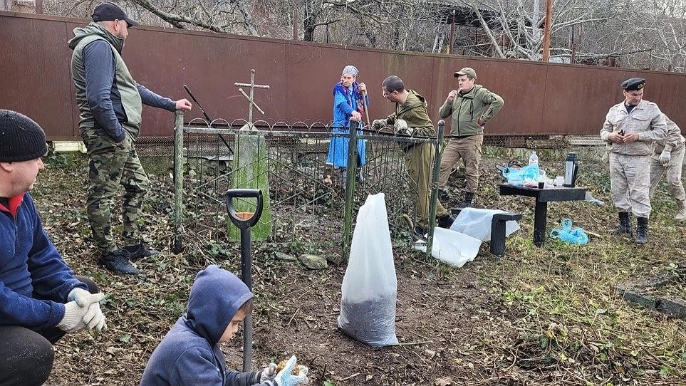 В Мысхако убрались на кладбище между частных домов