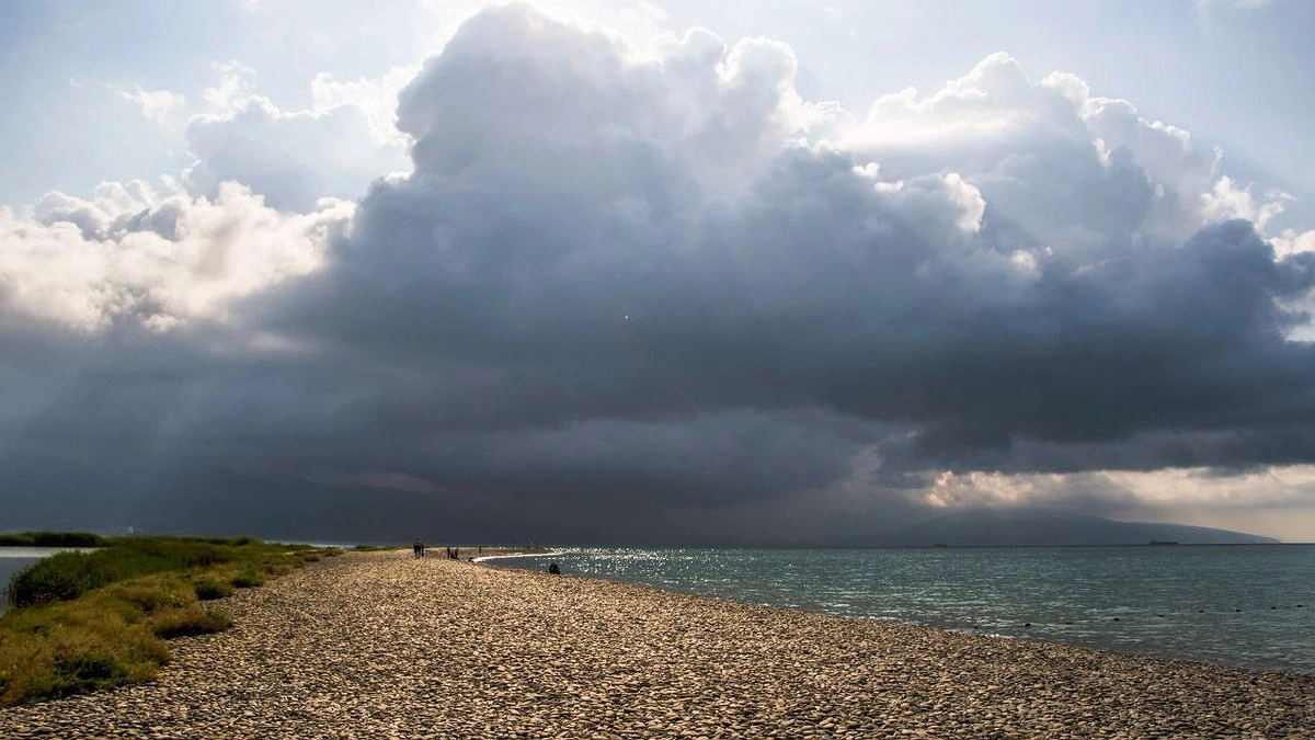 На Черноморском побережье ожидаются кратковременные дожди и ветер