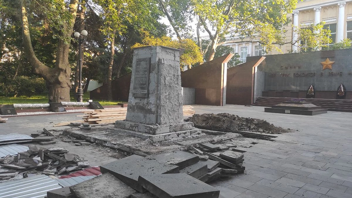 На площади Героев в Новороссийске начали ремонт Могилы Куникова