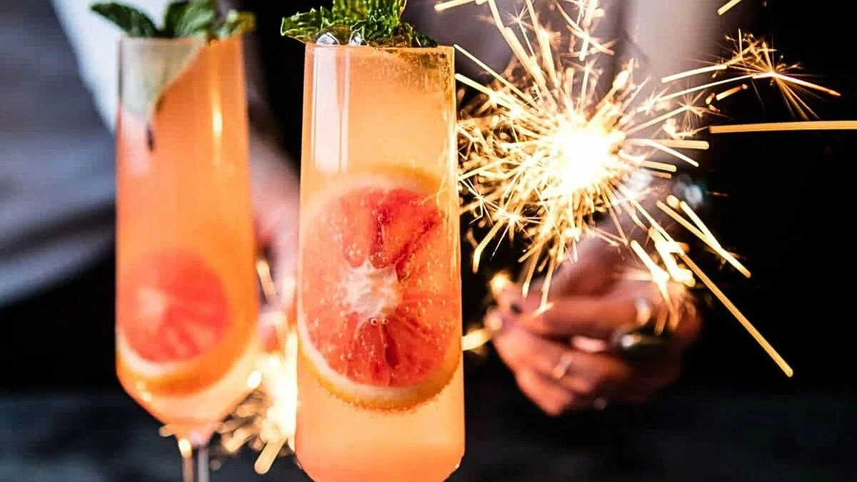 Волшебство без градуса: 3 безалкогольных коктейля с эффектной подачей на Новый год
