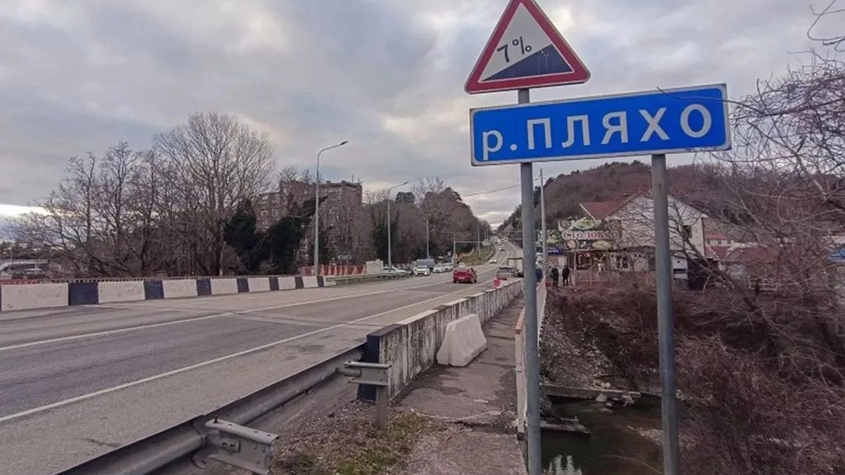 Ремонт моста через реку Малое Пляхо на трассе Джубга-Сочи: полосы сохранят